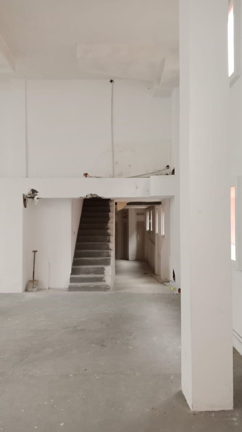 Interior de un local diáfano durante el estudio previo de transformación