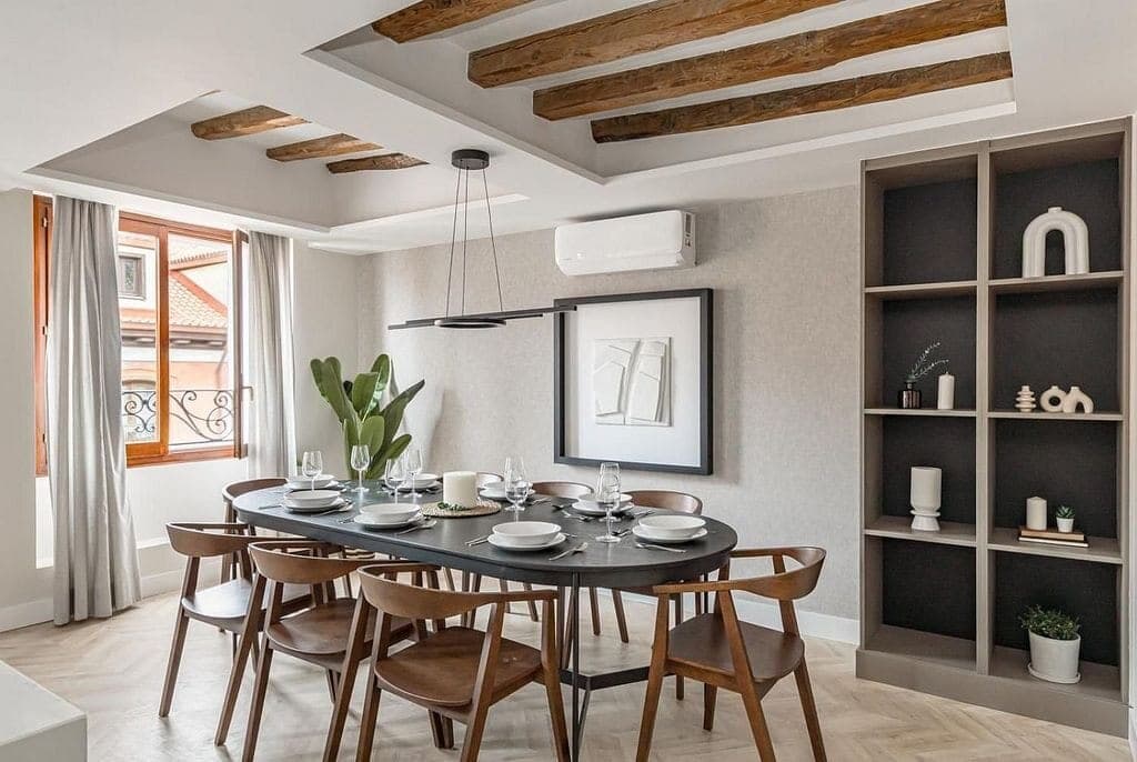 Comedor y cocina abiertos tras la reforma integral de una vivienda en Madrid