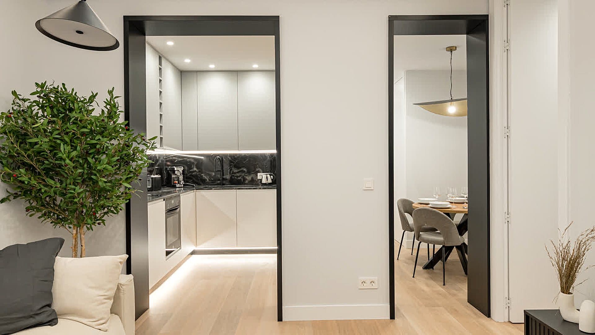 Salón terminado de Corredera Baja de San Pablo 13, con la cocina y el comedor al fondo. Foto real de la obra.