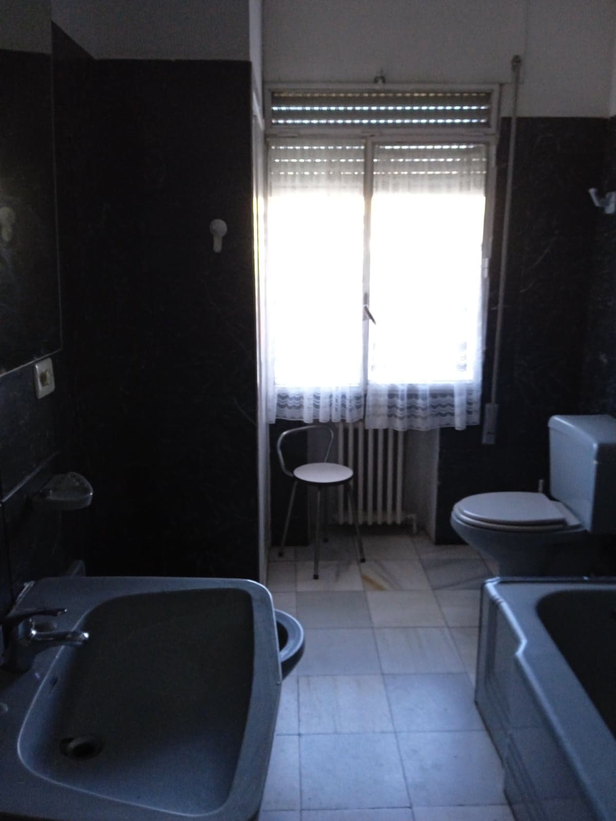 El baño antes de la obra, con los sanitarios antiguos.