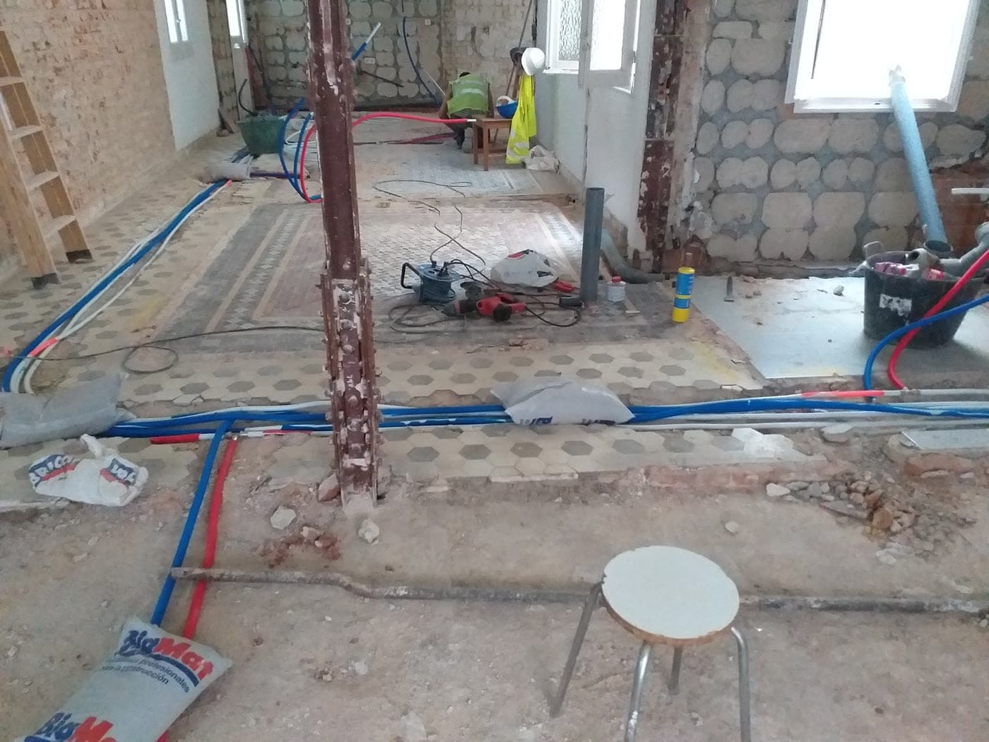 Cisneros durante la obra: la planta abierta con el pilar metálico y las instalaciones por el suelo.
