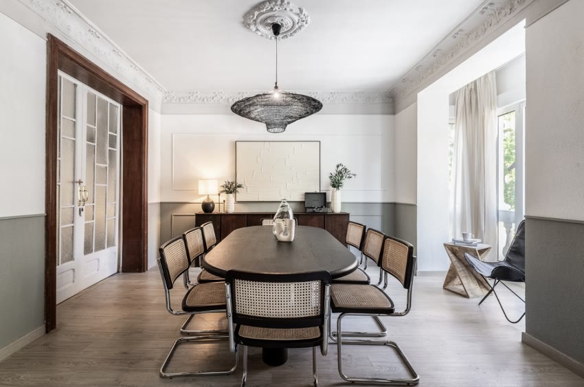 Comedor con molduras, lámpara colgante y sillas de rejilla, diseño de Lucía Ribelles para Luzestudio