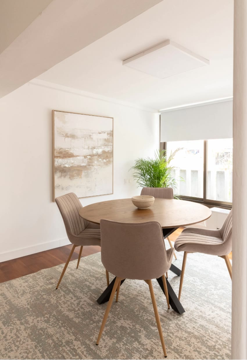 Comedor con mesa redonda junto a la ventana, proyecto de Dorota Interior Design
